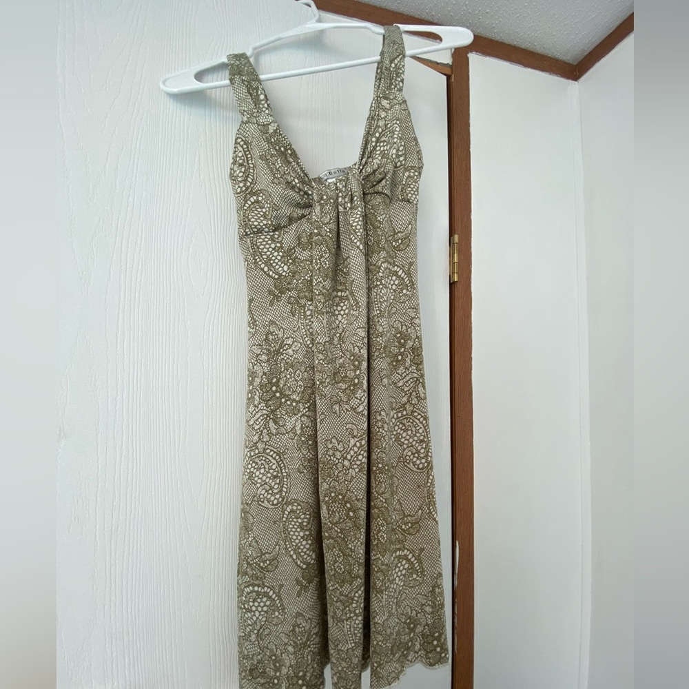 Great condition light green and white floral top knot dress💚